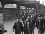 Click image for larger version. 

Name:	1901 workers leaving alexandra dock.jpg 
Views:	623 
Size:	24.6 KB 
ID:	28114